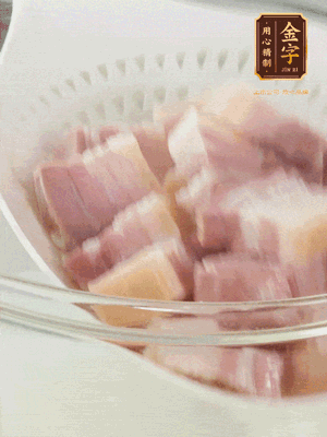金字淡咸肉、排骨分別加料酒、蔥、姜冷水下鍋焯水，水開撇去浮沫撈出。