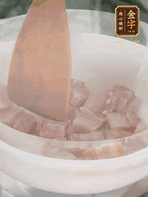 砂鍋內(nèi)咸肉微微煸出香味，再倒入開水。放排骨滾開后轉(zhuǎn)中小火篤30分鐘。（水盡量一次加足，以免中途加水沖淡鮮味。這一步是湯底濃白的關(guān)鍵）