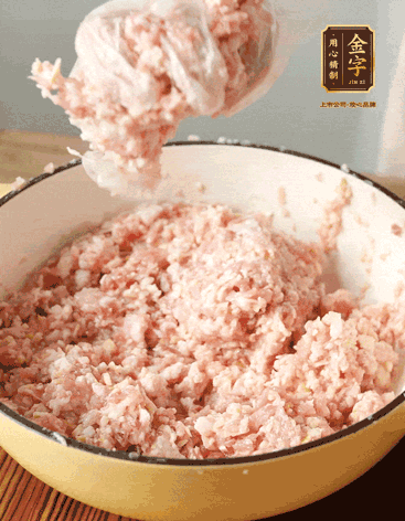 肉丁、咸肉丁、一丟丟鹽、料酒拌勻，反復(fù)摔打上勁。接著加入1兩蔥姜水，反復(fù)拌勻摔打上勁。前后共加3遍。3遍后筍丁，接著反復(fù)摔打上勁。最后加入1個(gè)蛋清、3茶匙生粉拌勻摔打上勁