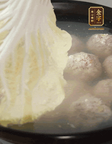 等獅子頭浮起來時(shí)再加白菜蓋。小火慢燉2小時(shí)