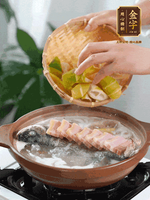 倒開水燉煮后轉(zhuǎn)移入砂鍋，淋料酒去腥、加少許鹽調(diào)味，再依次加咸肉、春筍燉煮15分鐘。