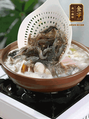 最后加一把蛤蜊、一把河蝦燜2分鐘，放一點白胡椒粉調(diào)味，撒上蔥花點綴！
