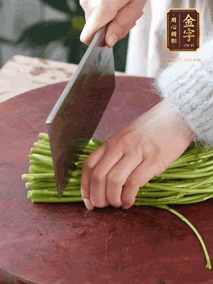 正嫩的藜蒿，掐頭去除根部，切小段