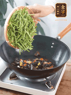 熱油煸香蒜末、姜粒、小米辣，再下臘肉煸炒出香味