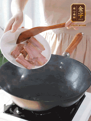 豬油熱鍋，下咸肉煸香，再下蔥姜提鮮