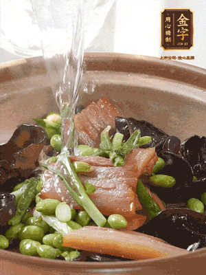轉(zhuǎn)入砂鍋，加入開水、百葉結(jié)燉煮10分鐘