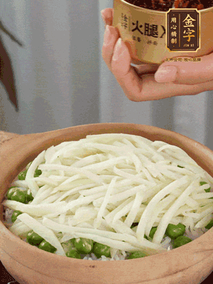 到水微干，放上豌豆、茭白絲。
