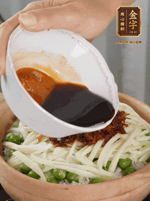 繼續(xù)小火燜3分鐘，淋上XO醬攪拌均勻。
