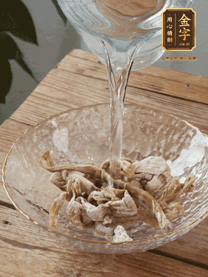 筍干提前泡發(fā)1晚切段，冬瓜去皮切塊。