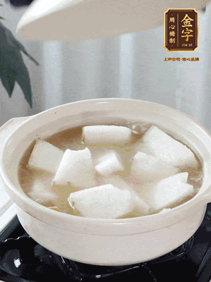 最后下冬瓜繼續(xù)燉煮10分鐘，撒上蔥花點(diǎn)綴。