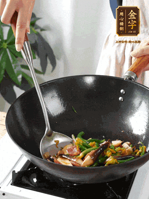 煸香蒜末，下香腸翻炒均勻，再依次下雞縱菌、黃瓜花