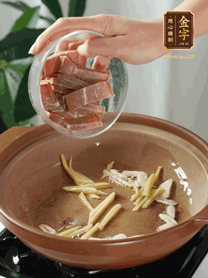 姜絲煸香后放火腿翻炒，加開水燉煮10分鐘