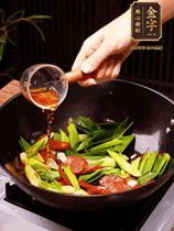 下蒜苗炒軟，沿鍋邊烹入一勺料酒，加醬油、蠔油、白糖調(diào)味炒勻