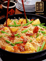 加水，沒(méi)過(guò)大部分食材。把瀝干水分的米飯均勻地鋪在上面，筷子戳幾個(gè)洞