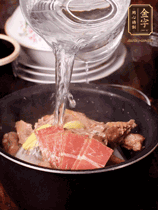 所有食材放入電飯鍋，加2勺料酒，足量的開(kāi)水，按煲湯鍵煮湯