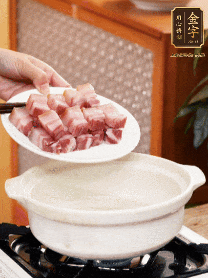 鍋內(nèi)倒油，下咸肉微微煸炒，再放排骨炒一下