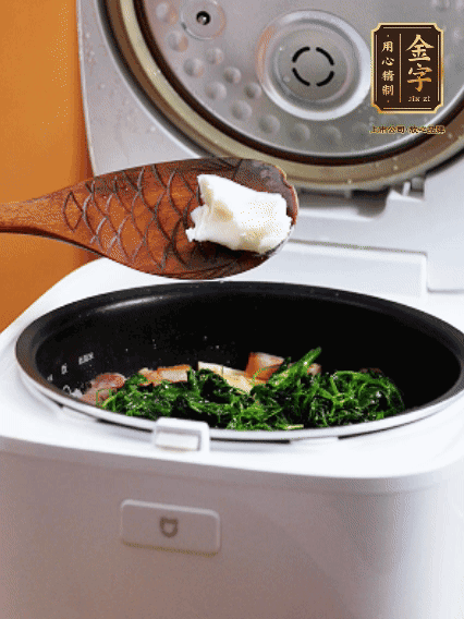 放入電飯鍋、加1勺豬油翻拌均勻