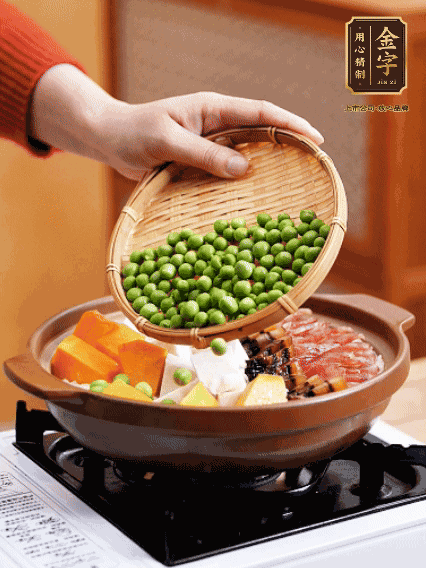 再鋪上臘腸、醬油肉、豌豆，小火煲6分鐘