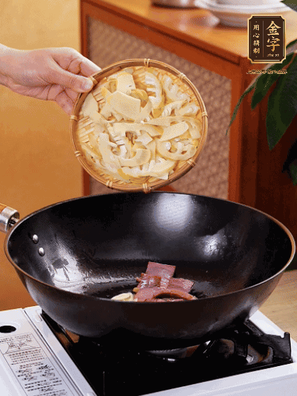 油熱，下蒜末、火腿煸炒出香味，再下筍片微微翻炒